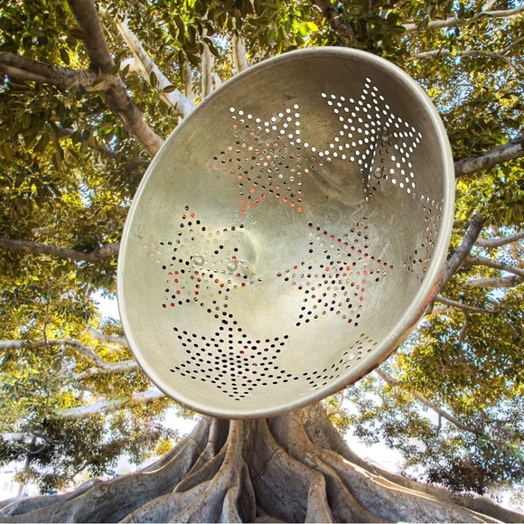 A Vintage colander with 6-sided star Pattern - Picture 6 of 8